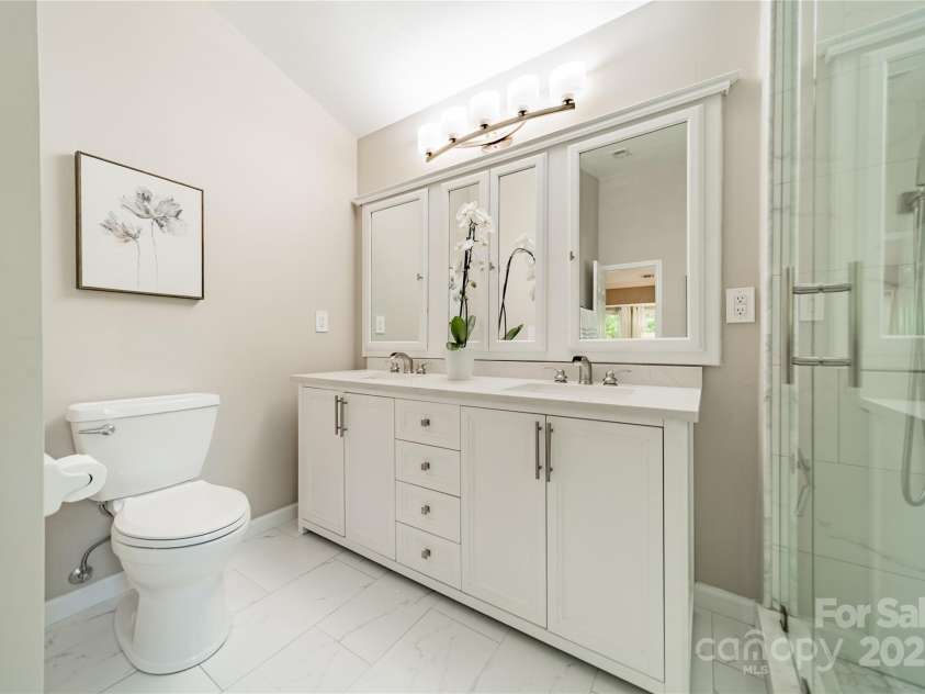 9920 White Cascade Drive, Charlotte, NC 28269.  MLS# CAR4264407, YatesRealty ID 16812. Primary Bath