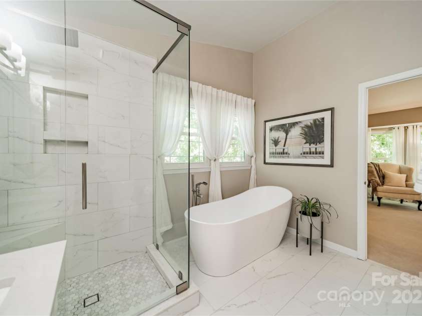 9920 White Cascade Drive, Charlotte, NC 28269.  MLS# CAR4264407, YatesRealty ID 16812. Primary Bath