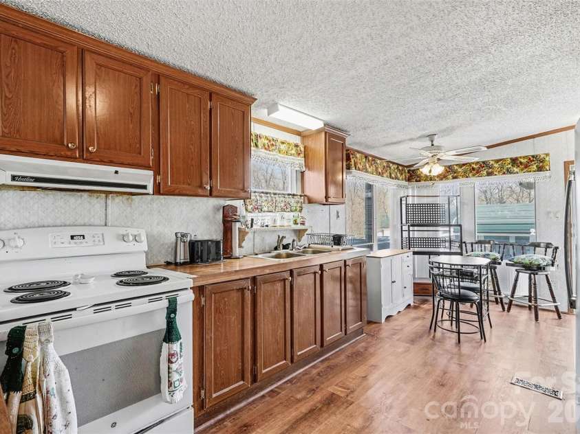 108 Twisted Oak Lane, Gastonia, NC 28052.  MLS# CAR4349616, YatesRealty ID 16814. 