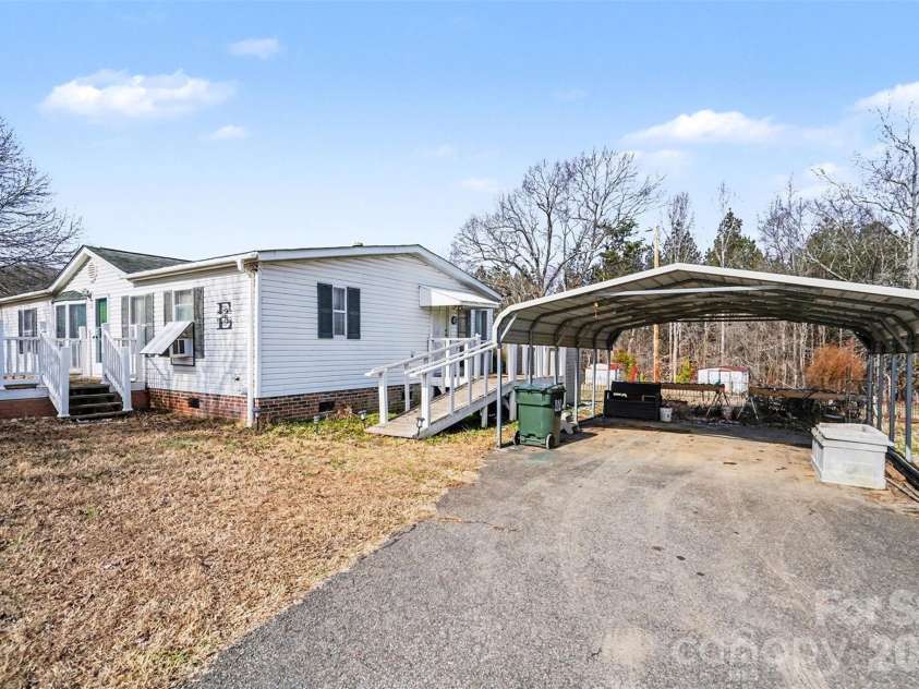 108 Twisted Oak Lane, Gastonia, NC 28052.  MLS# CAR4349616, YatesRealty ID 16814. 