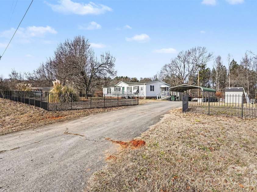 108 Twisted Oak Lane, Gastonia, NC 28052.  MLS# CAR4349616, YatesRealty ID 16814. 