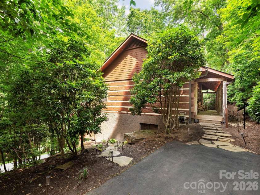 37 Grinnin Sun Road, Burnsville, NC 28714.  MLS# CAR4352768, YatesRealty ID 16816. 