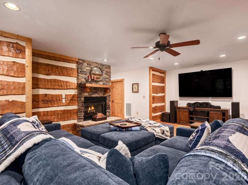 37 Grinnin Sun Road, Burnsville, NC 28714.  MLS# CAR4352768, YatesRealty ID 16816. 