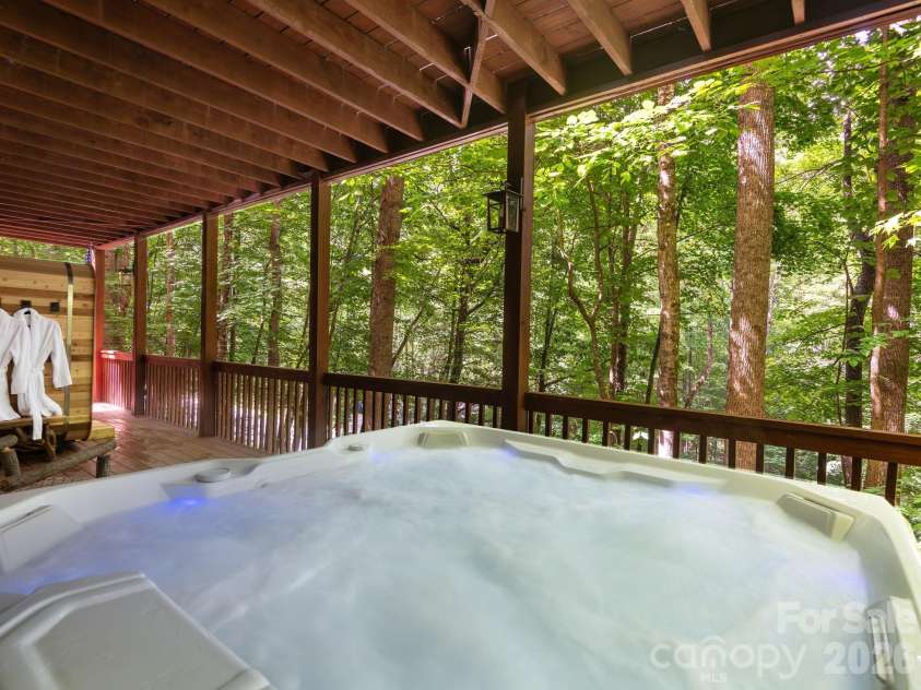 37 Grinnin Sun Road, Burnsville, NC 28714.  MLS# CAR4352768, YatesRealty ID 16816. 