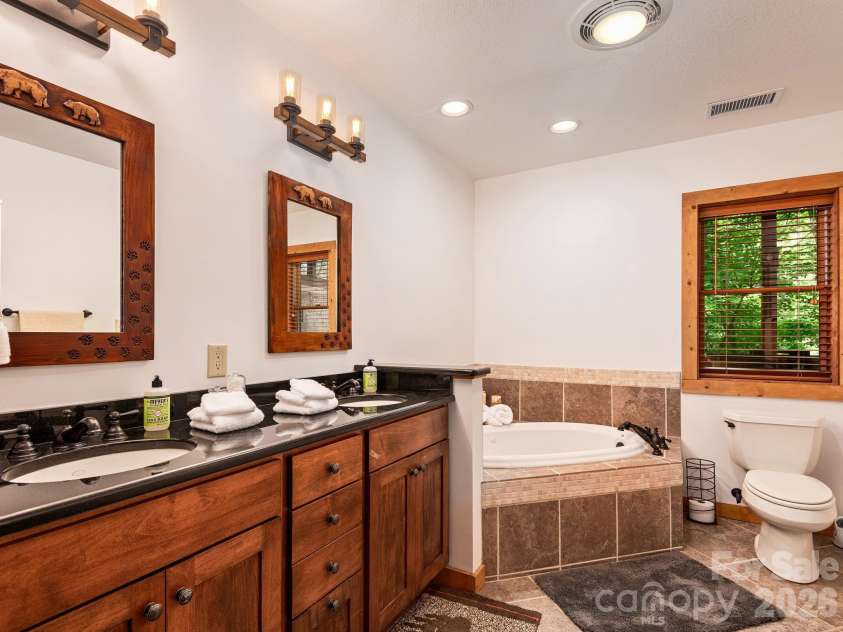 37 Grinnin Sun Road, Burnsville, NC 28714.  MLS# CAR4352768, YatesRealty ID 16816. 