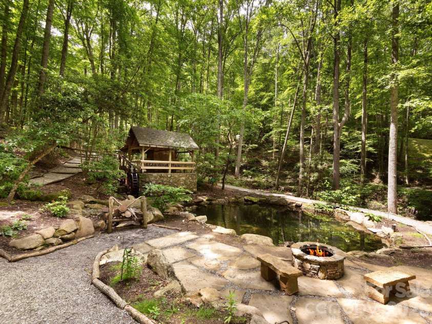 37 Grinnin Sun Road, Burnsville, NC 28714.  MLS# CAR4352768, YatesRealty ID 16816. Hiking trails