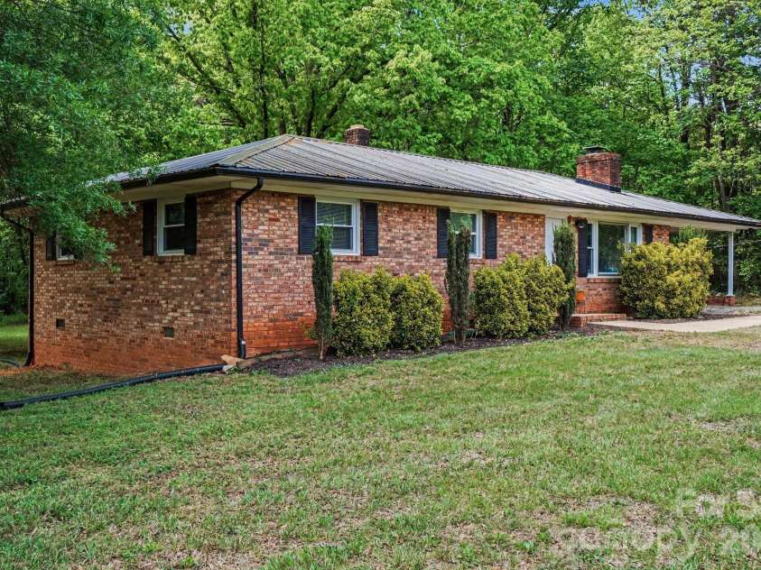 371 Sharon School Road, Statesville, NC 28677.  MLS# CAR4372823, YatesRealty ID 16817. 