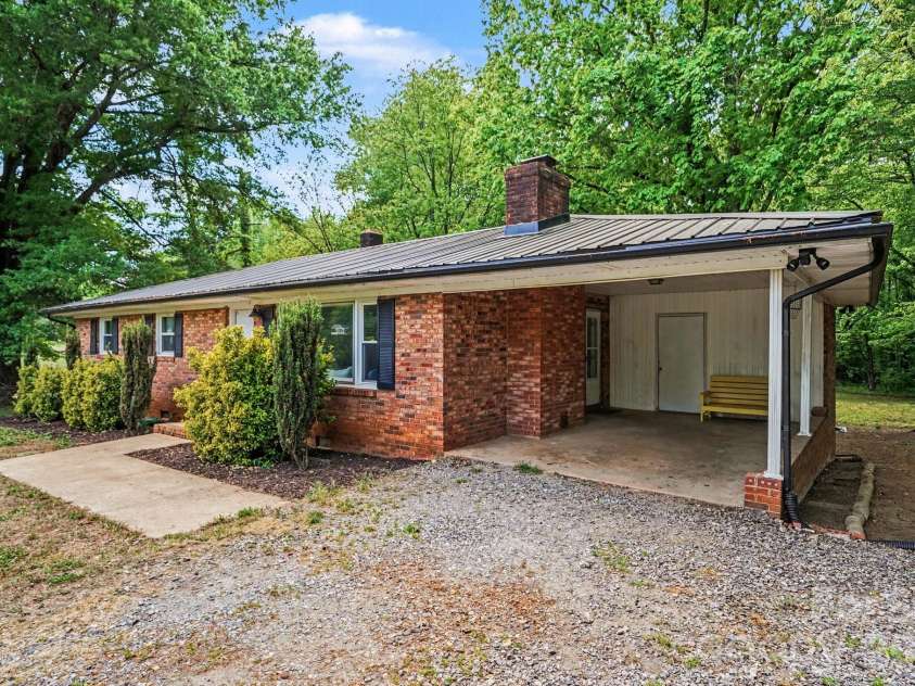 371 Sharon School Road, Statesville, NC 28677.  MLS# CAR4372823, YatesRealty ID 16817. 