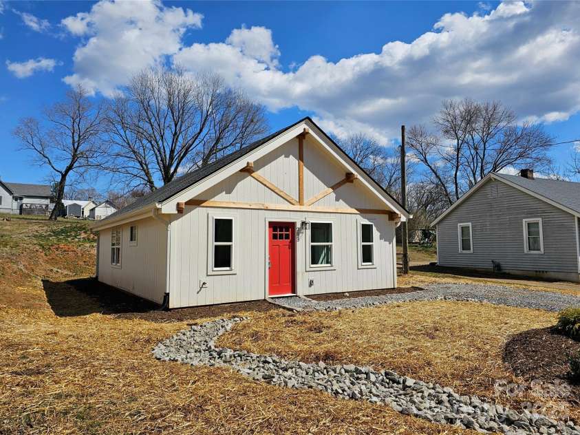 211 Hogan Street, Morganton, NC 28655.  MLS# CAR4158373, YatesRealty ID 1682. 