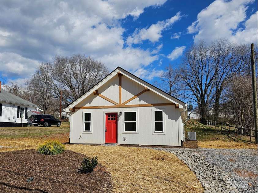 211 Hogan Street, Morganton, NC 28655.  MLS# CAR4158373, YatesRealty ID 1682. 