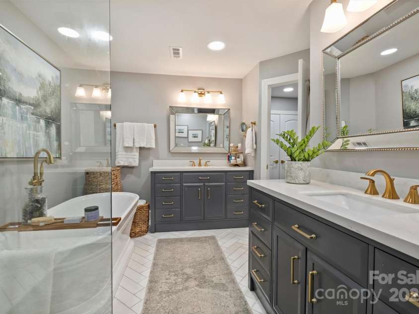 5721 Ballinard Lane, Charlotte, NC 28277.  MLS# CAR4262756, YatesRealty ID 16820. Primary Ensuite