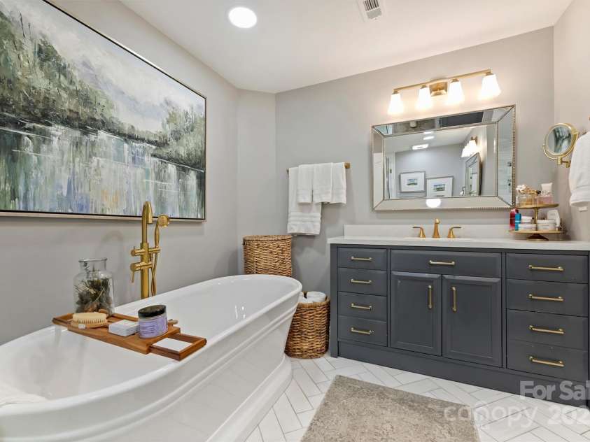 5721 Ballinard Lane, Charlotte, NC 28277.  MLS# CAR4262756, YatesRealty ID 16820. Primary Ensuite