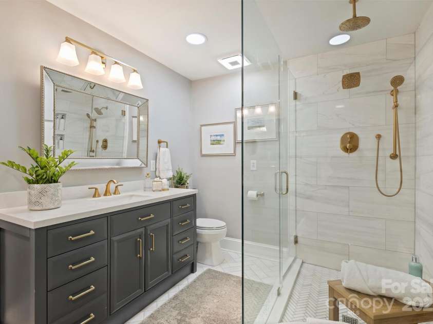 5721 Ballinard Lane, Charlotte, NC 28277.  MLS# CAR4262756, YatesRealty ID 16820. Primary Ensuite