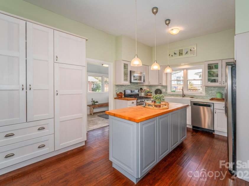 273 Main Street, Brevard, NC 28712.  MLS# CAR4246102, YatesRealty ID 16821. 