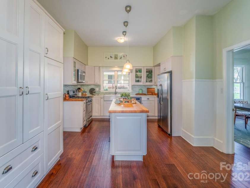 273 Main Street, Brevard, NC 28712.  MLS# CAR4246102, YatesRealty ID 16821. 