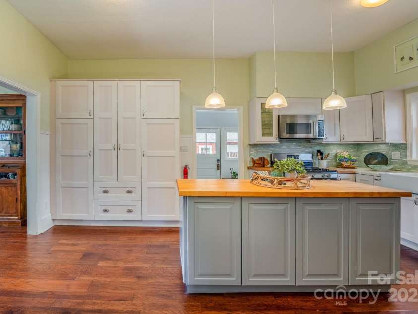 273 Main Street, Brevard, NC 28712.  MLS# CAR4246102, YatesRealty ID 16821. 