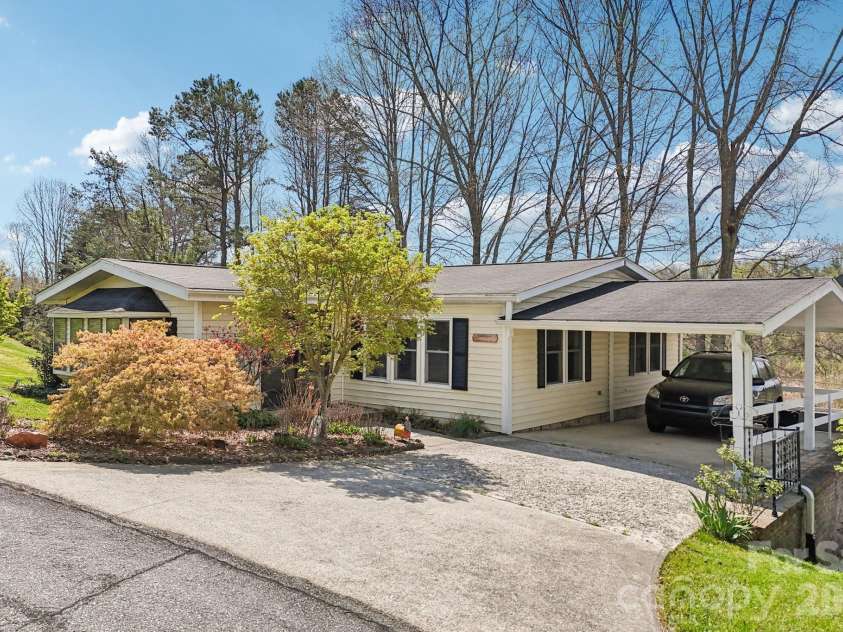 200 Cranbrook Circle, Hendersonville, NC 28792.  MLS# CAR4362762, YatesRealty ID 16822. 