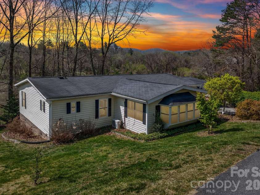 200 Cranbrook Circle, Hendersonville, NC 28792.  MLS# CAR4362762, YatesRealty ID 16822. 