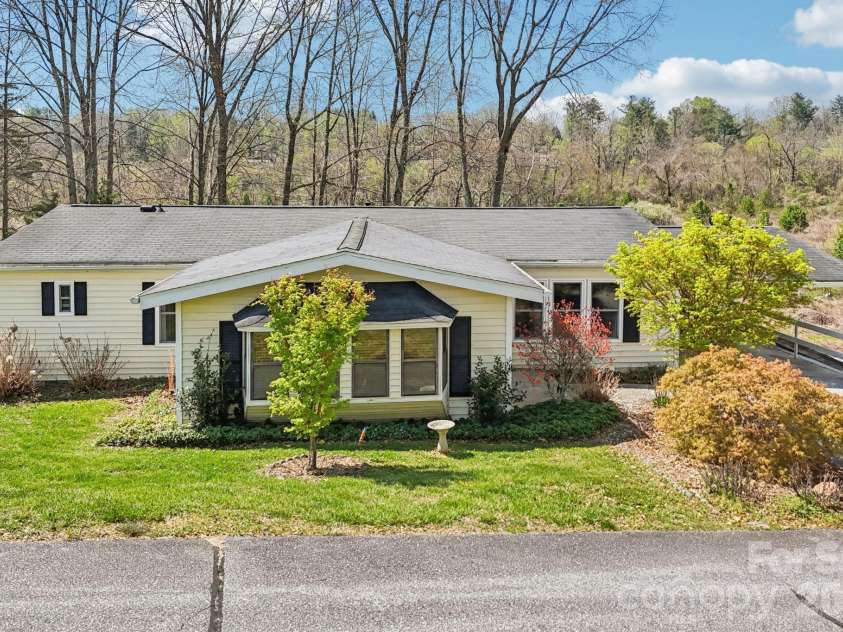 200 Cranbrook Circle, Hendersonville, NC 28792.  MLS# CAR4362762, YatesRealty ID 16822. 