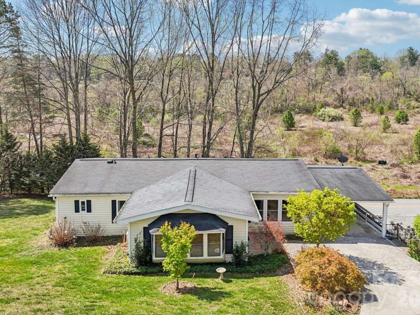 200 Cranbrook Circle, Hendersonville, NC 28792.  MLS# CAR4362762, YatesRealty ID 16822. 
