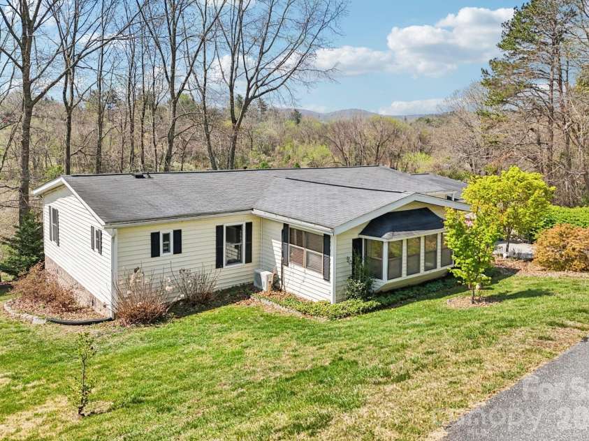 200 Cranbrook Circle, Hendersonville, NC 28792.  MLS# CAR4362762, YatesRealty ID 16822. 