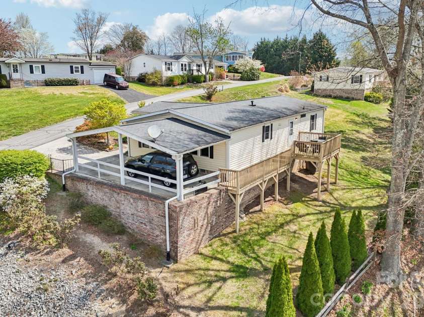 200 Cranbrook Circle, Hendersonville, NC 28792.  MLS# CAR4362762, YatesRealty ID 16822. 