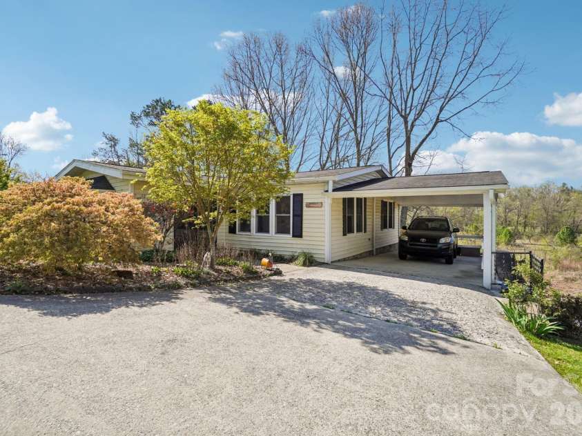 200 Cranbrook Circle, Hendersonville, NC 28792.  MLS# CAR4362762, YatesRealty ID 16822. 