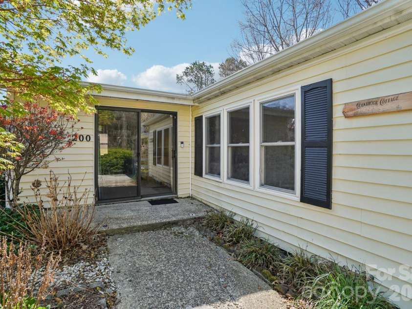 200 Cranbrook Circle, Hendersonville, NC 28792.  MLS# CAR4362762, YatesRealty ID 16822. 