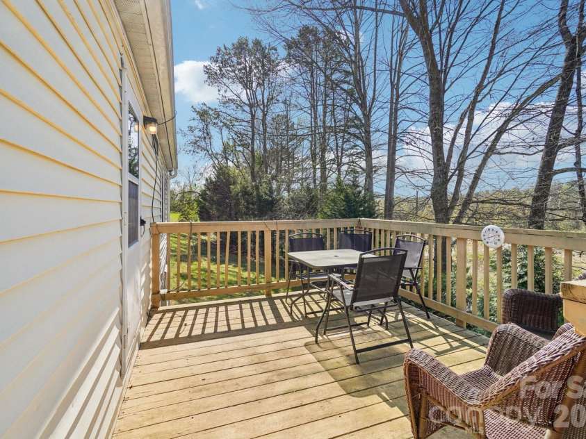 200 Cranbrook Circle, Hendersonville, NC 28792.  MLS# CAR4362762, YatesRealty ID 16822. 