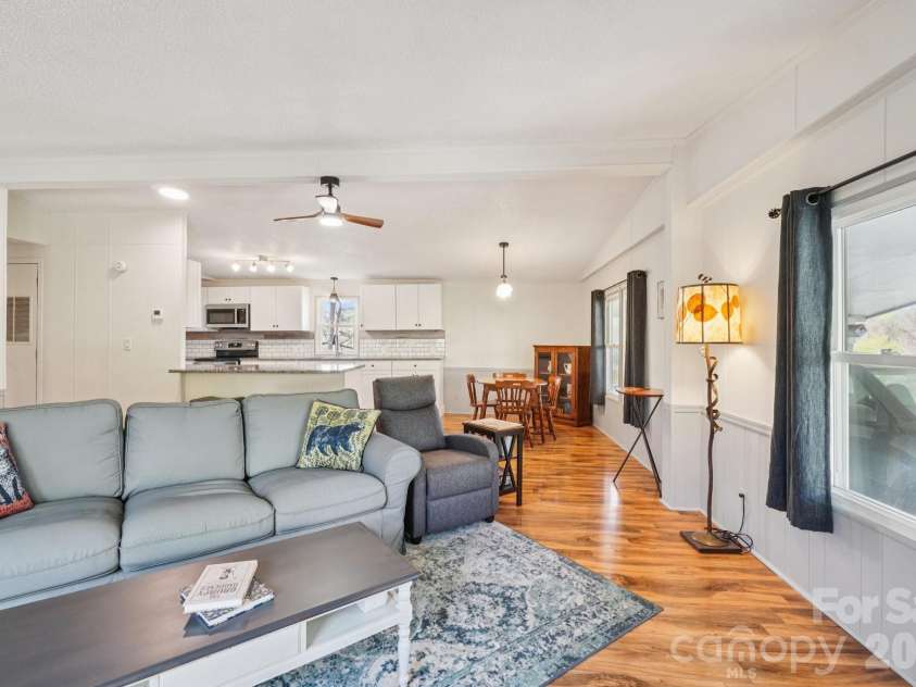 200 Cranbrook Circle, Hendersonville, NC 28792.  MLS# CAR4362762, YatesRealty ID 16822. 