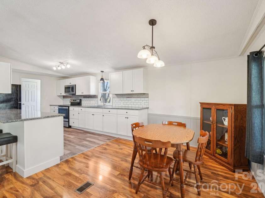 200 Cranbrook Circle, Hendersonville, NC 28792.  MLS# CAR4362762, YatesRealty ID 16822. 