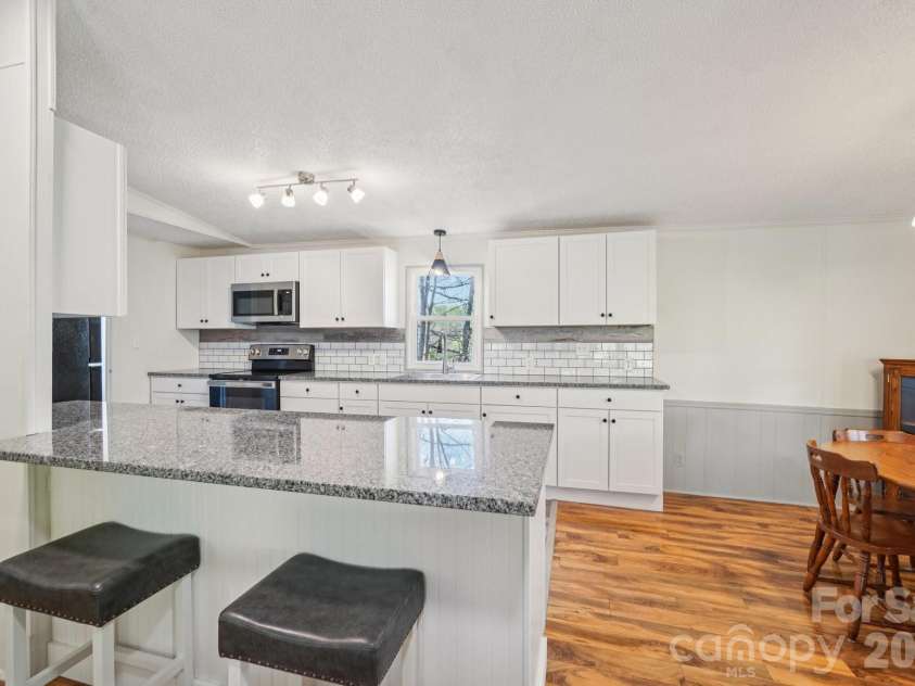 200 Cranbrook Circle, Hendersonville, NC 28792.  MLS# CAR4362762, YatesRealty ID 16822. 