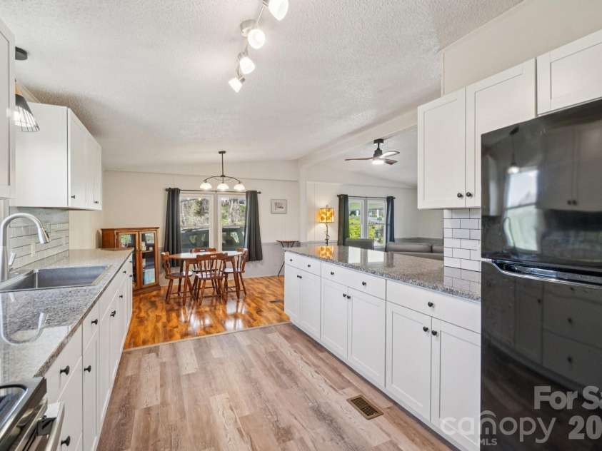 200 Cranbrook Circle, Hendersonville, NC 28792.  MLS# CAR4362762, YatesRealty ID 16822. 
