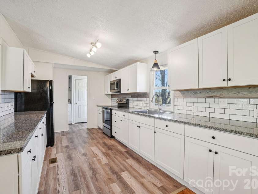 200 Cranbrook Circle, Hendersonville, NC 28792.  MLS# CAR4362762, YatesRealty ID 16822. 