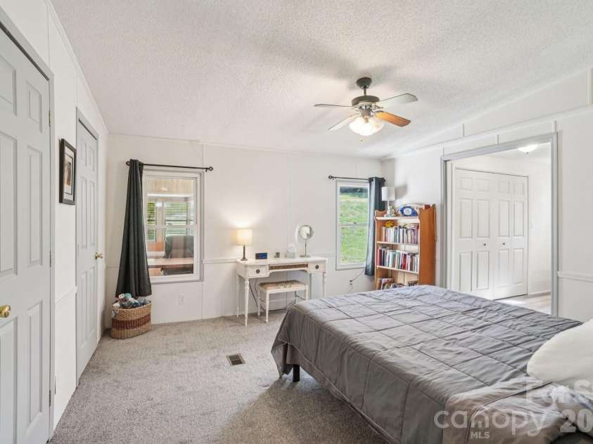 200 Cranbrook Circle, Hendersonville, NC 28792.  MLS# CAR4362762, YatesRealty ID 16822. 