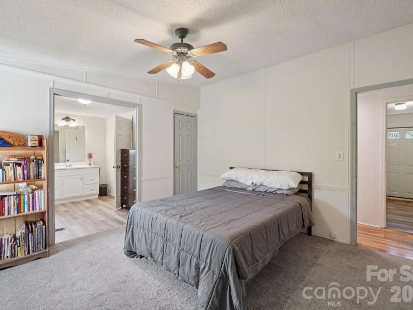 200 Cranbrook Circle, Hendersonville, NC 28792.  MLS# CAR4362762, YatesRealty ID 16822. 