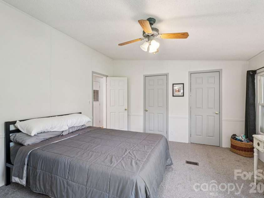 200 Cranbrook Circle, Hendersonville, NC 28792.  MLS# CAR4362762, YatesRealty ID 16822. 