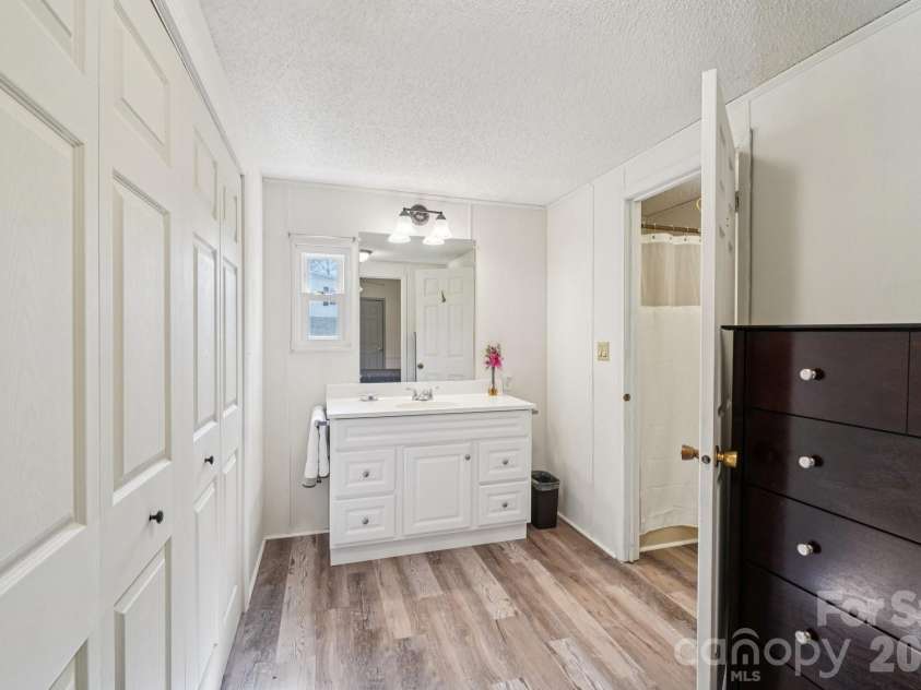 200 Cranbrook Circle, Hendersonville, NC 28792.  MLS# CAR4362762, YatesRealty ID 16822. 