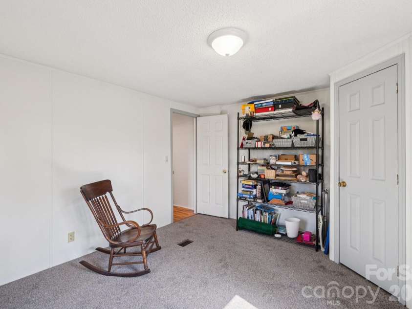 200 Cranbrook Circle, Hendersonville, NC 28792.  MLS# CAR4362762, YatesRealty ID 16822. 