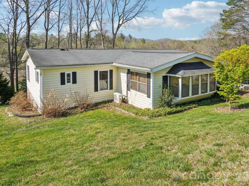 200 Cranbrook Circle, Hendersonville, NC 28792.  MLS# CAR4362762, YatesRealty ID 16822. 