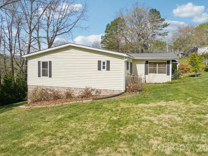 200 Cranbrook Circle, Hendersonville, NC 28792.  MLS# CAR4362762, YatesRealty ID 16822. 