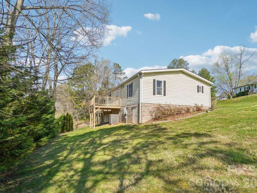 200 Cranbrook Circle, Hendersonville, NC 28792.  MLS# CAR4362762, YatesRealty ID 16822. 