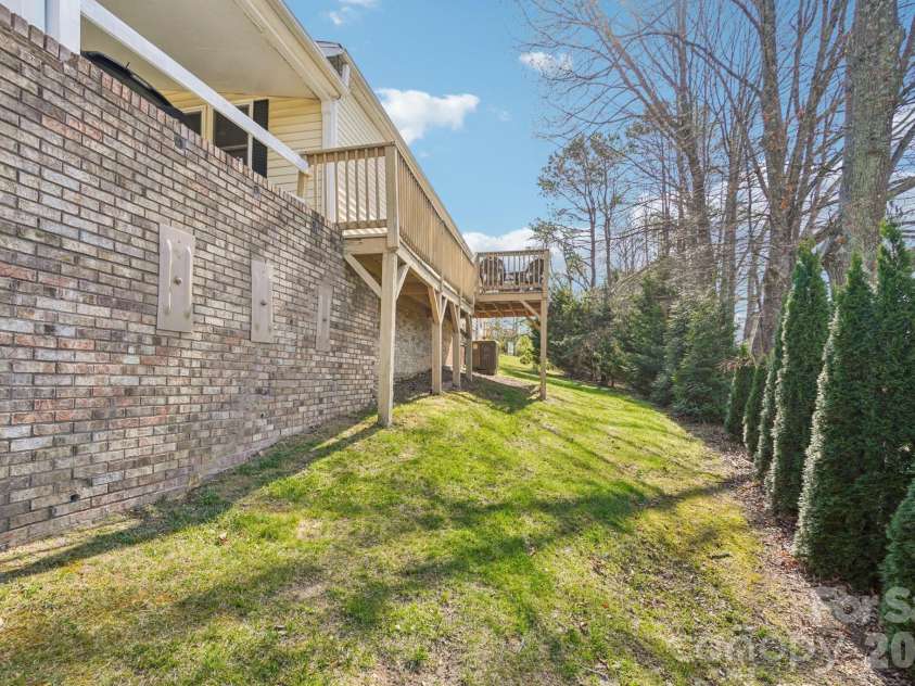 200 Cranbrook Circle, Hendersonville, NC 28792.  MLS# CAR4362762, YatesRealty ID 16822. 