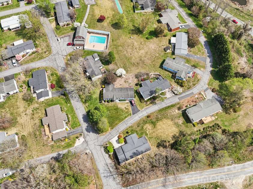 200 Cranbrook Circle, Hendersonville, NC 28792.  MLS# CAR4362762, YatesRealty ID 16822. 