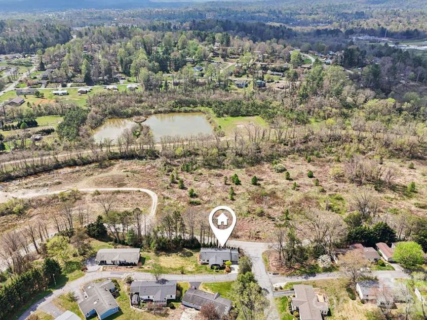 200 Cranbrook Circle, Hendersonville, NC 28792.  MLS# CAR4362762, YatesRealty ID 16822. 