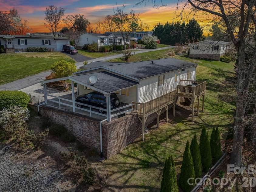200 Cranbrook Circle, Hendersonville, NC 28792.  MLS# CAR4362762, YatesRealty ID 16822. 