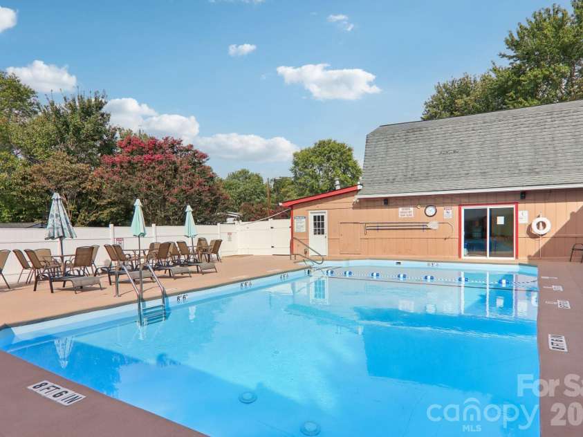 200 Cranbrook Circle, Hendersonville, NC 28792.  MLS# CAR4362762, YatesRealty ID 16822. 