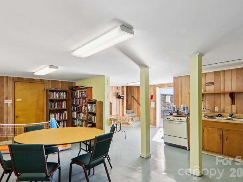 200 Cranbrook Circle, Hendersonville, NC 28792.  MLS# CAR4362762, YatesRealty ID 16822. 