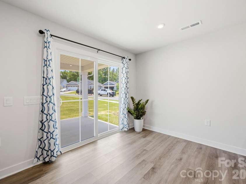 621 Grandiflora Avenue, Lancaster, SC 29720.  MLS# CAR4397110, YatesRealty ID 16823. Breakfast area