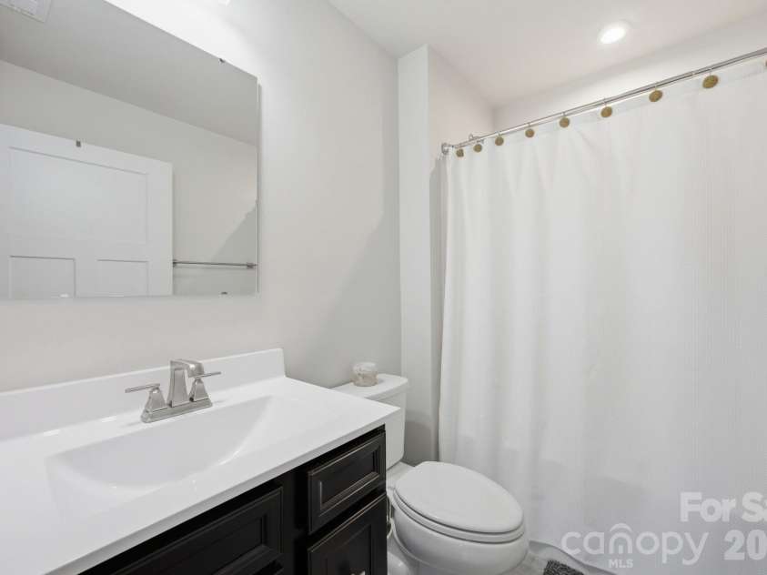 621 Grandiflora Avenue, Lancaster, SC 29720.  MLS# CAR4397110, YatesRealty ID 16823. Hall bath